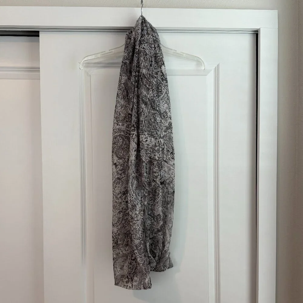 White and Black Infinity Scarf NWT New With Tags Collection Eighteen